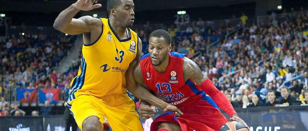 Schwer zu stoppen: Jamel McLean (l.) im Zweikampf mit Moskaus Sonny Weems (r).