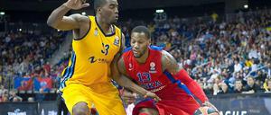 Schwer zu stoppen: Jamel McLean (l.) im Zweikampf mit Moskaus Sonny Weems (r).