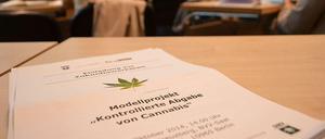 Am Freitag diskutierten im Kreuzberger Rathaus Politiker, Experten und Bürger über das Modelprojekt "Kontrollierte Abgabe von Cannabis".