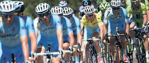 Blaues Wunder. Im Juli dominierte Astana um den Italiener Vincenzo Nibali (in Gelb) die Tour de France. Nun droht der Erfolgsgeschichte ein jähes Ende.