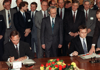 Unterzeichnung des Vertrages: damaliger Bundesinnenminister Wolfgang Schäuble (l) und DDR-Staatssekretär Günther Krause am 31.08.1990. In der Mitte: Lothar De Maizière, Ministerpräsident der DDR