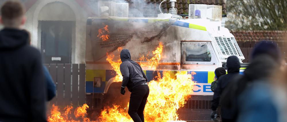 Jugendliche im nordirischen Londonderry werfen Benzinbomben auf einen Land Rover der Polizei, während republikanische Demonstranten, gegen das Karfreitagsabkommen von 1998, eine Parade abhalten. 