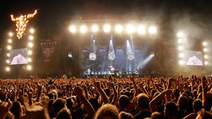 Eine Besucherin des Wacken Open-Air Festivals (WOA) lässt sich am 01.08.2013 im schleswig-holsteinischen Wacken beim Konzert der Band Rammstein auf den Händen der Zuschauer tragen. 