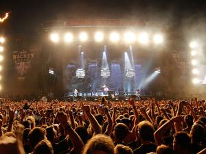Eine Besucherin des Wacken Open-Air Festivals (WOA) lässt sich am 01.08.2013 im schleswig-holsteinischen Wacken beim Konzert der Band Rammstein auf den Händen der Zuschauer tragen. 