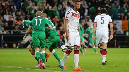Goldene Last. Die deutschen Weltmeister um Jerome Boateng (Mitte) und Mats Hummels (rechts) hängen physisch und emotional durch seit dem Titelgewinn in Brasilien. Die fehlende Leidenschaft in der Endphase lud die Iren zum späten Ausgleich ein.
