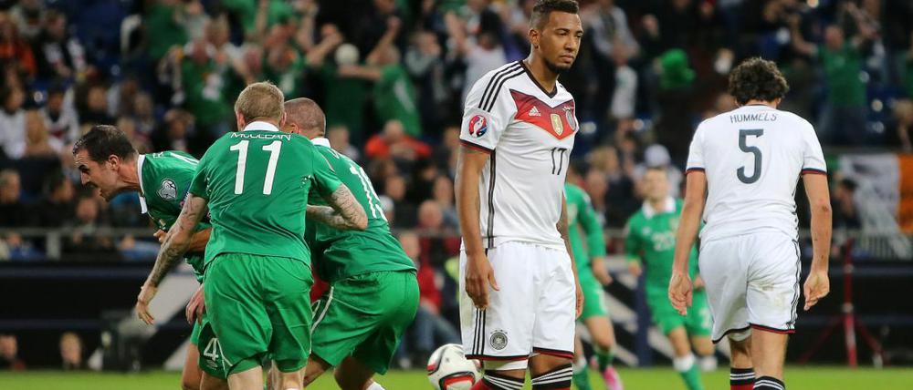 Goldene Last. Die deutschen Weltmeister um Jerome Boateng (Mitte) und Mats Hummels (rechts) hängen physisch und emotional durch seit dem Titelgewinn in Brasilien. Die fehlende Leidenschaft in der Endphase lud die Iren zum späten Ausgleich ein. 