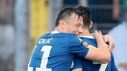 Geste der Sieger. Wolfsburgs Olic umarmt den Doppeltorschützen Caligiuri.
