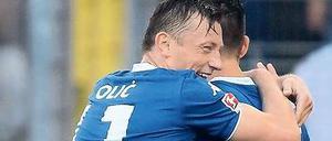 Geste der Sieger. Wolfsburgs Olic umarmt den Doppeltorschützen Caligiuri.