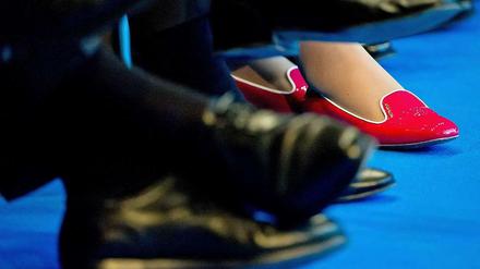 Die Quote, mehr Kinderbetreuung, flexible Arbeitszeiten - oder sogar das Einfrieren von Eizellen auf Kosten des Unternehmens: Wie lässt sich der Frauenanteil in Führungspositionen erhöhen?
