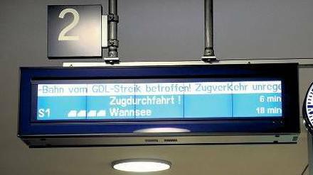 Umsteigen, bitte. Obwohl viele Züge ausfielen, kamen die meisten Reisenden an und weg.