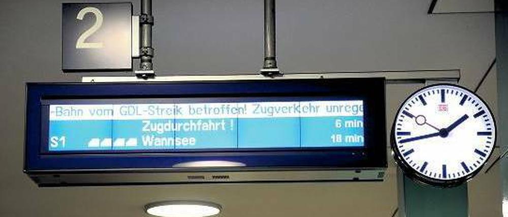 Umsteigen, bitte. Obwohl viele Züge ausfielen, kamen die meisten Reisenden an und weg. 