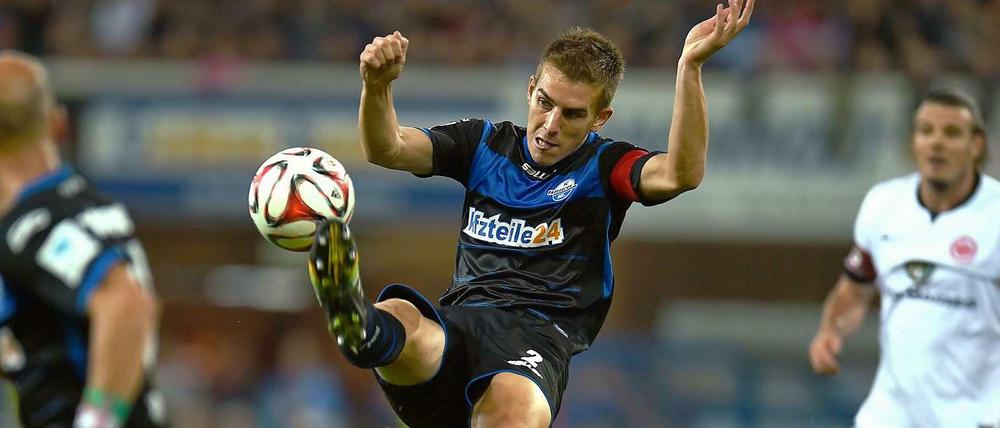 Vorbildliche Haltung: Kapitän und Torschütze Uwe Hünemeier bei eienr Ballannahme.