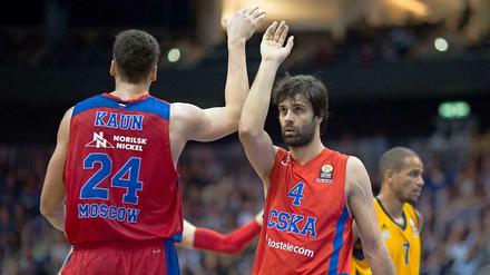 Moskaus Milos Teodosic (m.) klatscht mit Moskaus Sasha Kaun (l.) ab. Wenig lustvoll.