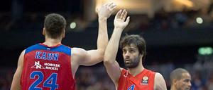 Moskaus Milos Teodosic (m.) klatscht mit Moskaus Sasha Kaun (l.) ab. Wenig lustvoll.