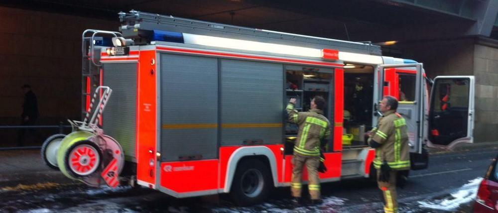 Mehrere Feuerwehrwagen waren heute morgen am Bahnhof Schönhauser Allee im Einsatz, um den Kabelbrand zu löschen.