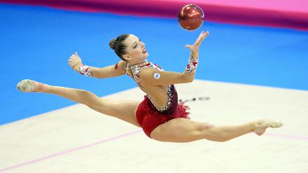 Sich wunderbar elegant und spielerisch leicht über die Matte bewegen, das macht die Rhytmische Sportgymnastik aus.