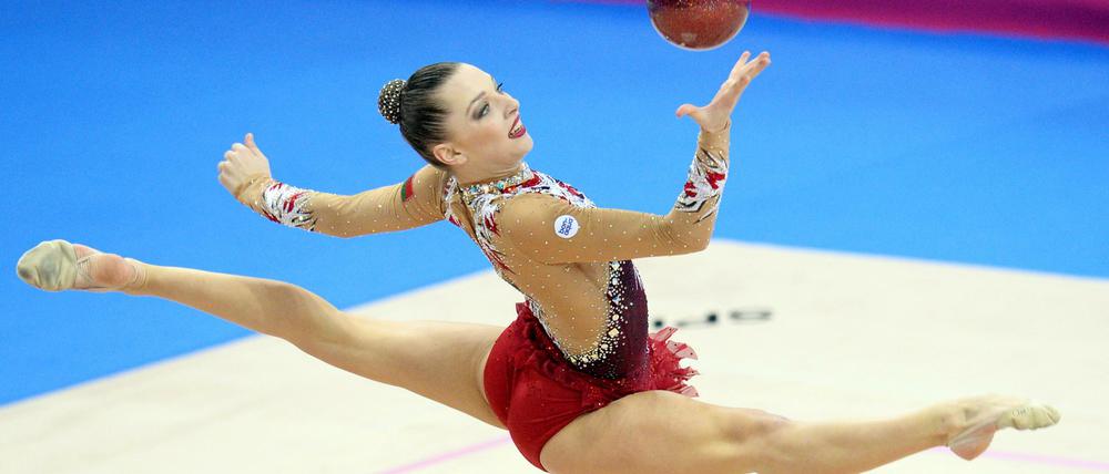 Sich wunderbar elegant und spielerisch leicht über die Matte bewegen, das macht die Rhytmische Sportgymnastik aus.