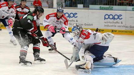 Auf ihn war auch in Köln Verlass. Eisbären-Torwart Petri Vehanen (r.).