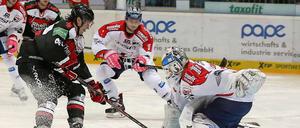 Auf ihn war auch in Köln Verlass. Eisbären-Torwart Petri Vehanen (r.).