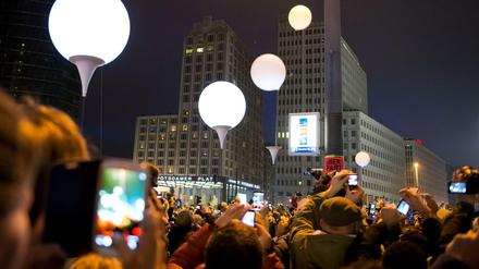 Nach und nach steigen die Ballons hinauf, aber nicht immer gelang ihre Freilassung sofort.