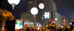 Nach und nach steigen die Ballons hinauf, aber nicht immer gelang ihre Freilassung sofort.