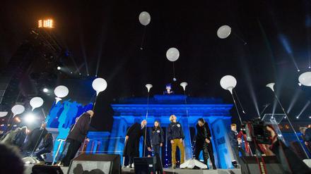 Den Anfang machten die Ballons am Brandenburger Tor um kurz vor 19.30 Uhr.