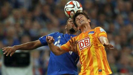 Valentin Stocker im Kopfballduell mit Eric Maxim Choupo-Moting.