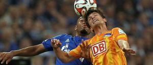 Valentin Stocker im Kopfballduell mit Eric Maxim Choupo-Moting.