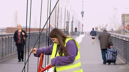 Eine Helferin baute die ersten Verankerungen am Mittwoch auf auf dem Schwedter Steg auf.
