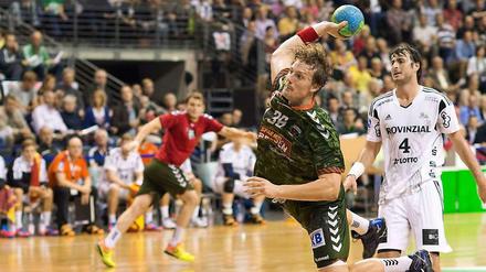 Jesper Nielsen (vorn) kommt gegen Kiels Domagoj Duvnjak zum Torwurf.