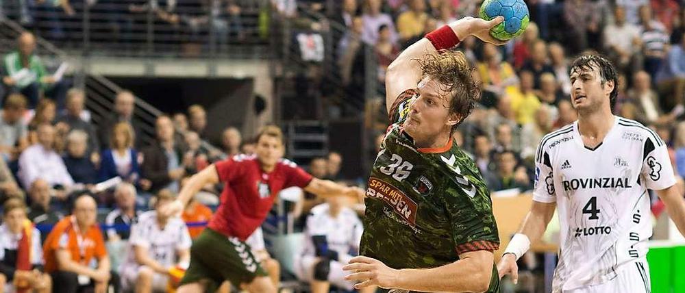 Jesper Nielsen (vorn) kommt gegen Kiels Domagoj Duvnjak zum Torwurf.