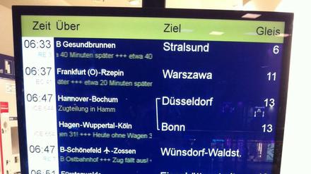 Informationstafel der Bahn nach dem Lokführerstreik am Montagmorgen.