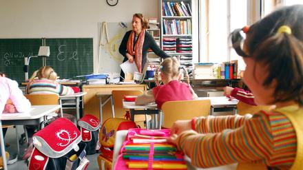 Still sitzen, aufpassen, schreiben, rechnen: Je jünger Erstklässler sind, desto größer ist die Angst der Eltern vor Überforderung ihrer Kinder. 