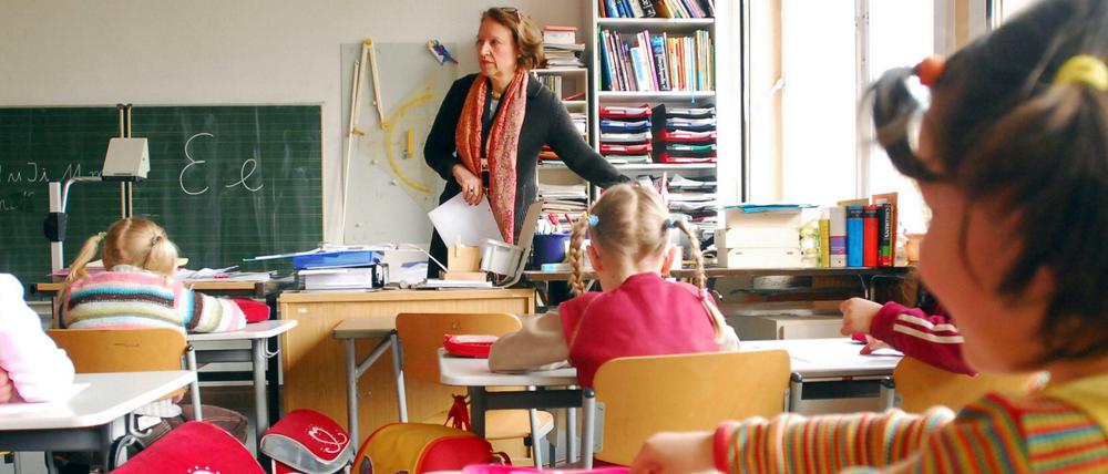 Still sitzen, aufpassen, schreiben, rechnen: Je jünger Erstklässler sind, desto größer ist die Angst der Eltern vor Überforderung ihrer Kinder. 