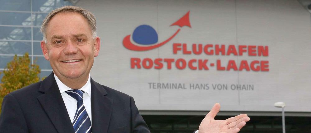 Rainer Schwarz an seinem neuen Arbeitsplatz - noch heißt der Flughafen "Rostock-Laage".