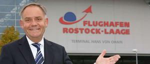 Rainer Schwarz an seinem neuen Arbeitsplatz - noch heißt der Flughafen "Rostock-Laage".