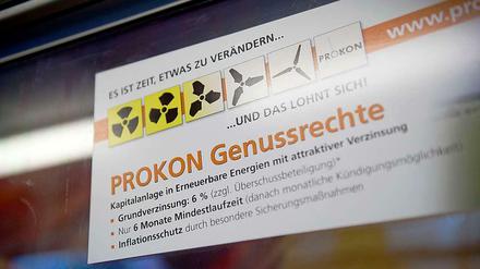 Mit solchen Aufklebern hat der Windkraftfinanzierer Prokon Werbung in Bussen und Bahnen gemacht. Von Risiken war jedoch keine Rede.