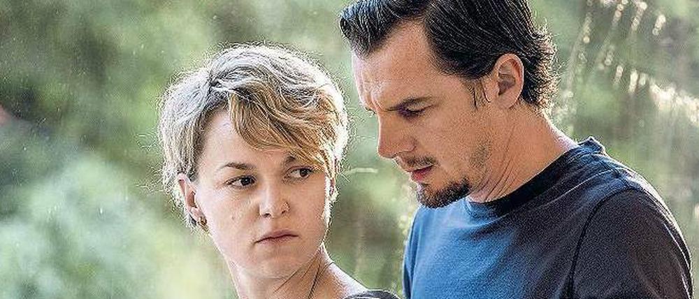 „Ich muss dir was sagen“: Bacher (Felix Klare) erzählt seiner Frau (Lisa Wagner), dass er einen Mann erschlagen hat.