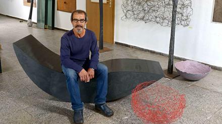 Seit 20 Jahren arbeitet Lutz Kommallein als freischaffender Bildhauer. In seinem Atelier in Ringenwalde (Uckermarck) gestaltet er grazile Skulpturen und faszinierende Möbel aus hauchdünnem schichverleimten Schieferplatten.