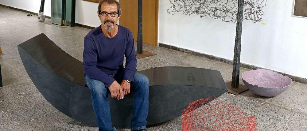 Seit 20 Jahren arbeitet Lutz Kommallein als freischaffender Bildhauer. In seinem Atelier in Ringenwalde (Uckermarck) gestaltet er grazile Skulpturen und faszinierende Möbel aus hauchdünnem schichverleimten Schieferplatten.