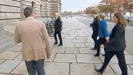 „heute-show“-Reporter Ralf Kabelka (links) will von der Kanzlerin in den Bundestag eingelassen werden. Doch Angela Merkel beachtet ihn nicht.