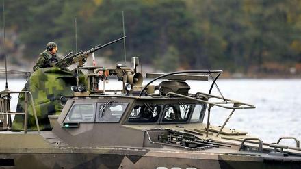 Eine schwedische Militärpatrouille vor Stockholm sucht das Wasser nach einem russischen U-Boot ab.