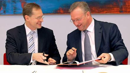 Sehr ähnlich. Michael Müller (SPD), künftiger Regierender Bürgermeister von Berlin, und sein Koalitionspartner, Innensenator Frank Henkel (CDU).
