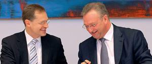 Sehr ähnlich. Michael Müller (SPD), künftiger Regierender Bürgermeister von Berlin, und sein Koalitionspartner, Innensenator Frank Henkel (CDU).