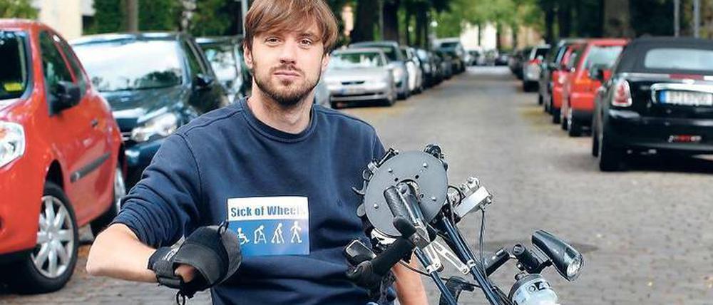 Sein Wille ist nicht gelähmt. Benjamin Baltruschat aus Steglitz-Zehlendorf hat den Kampf mit der Rentenversicherung und den Behörden aufgenommen. 
