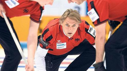 Blick ins Nichts. Die deutschen Curler – hier das aktuelle Männerteam um Skip John Jahr (M.), Christopher Daase (l.) und Sven Goldemann bei der WM 2012 – könnten bald von der internationalen Bildfläche verschwinden.