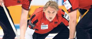 Blick ins Nichts. Die deutschen Curler – hier das aktuelle Männerteam um Skip John Jahr (M.), Christopher Daase (l.) und Sven Goldemann bei der WM 2012 – könnten bald von der internationalen Bildfläche verschwinden.