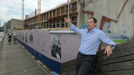 Viel zu tun: Michael Müller bei einem Baustellenrundgang am Humboldt-Forum.