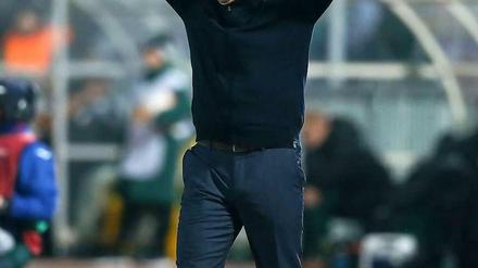 Und die Hände zum Himmel: VfL-Coach Dieter Hecking jubelt nach dem überraschenden 1:0.