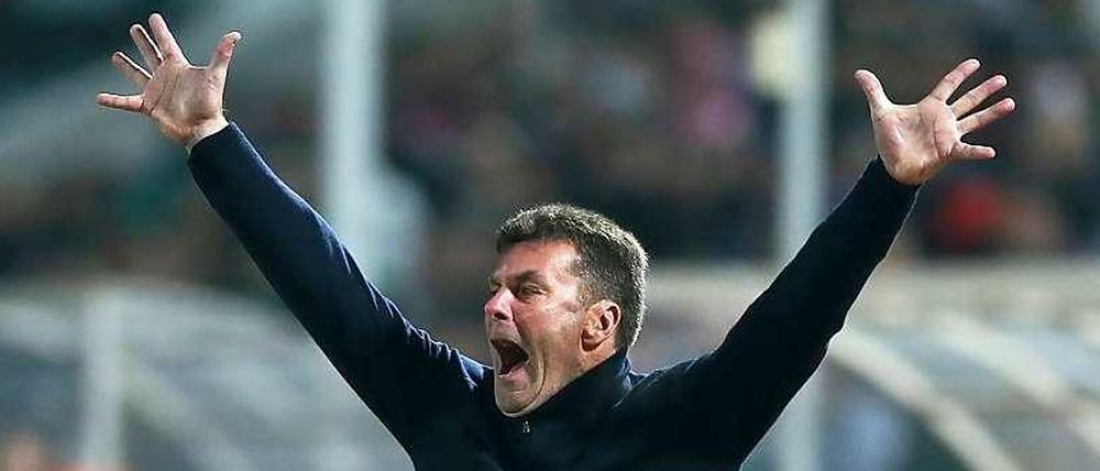 Und die Hände zum Himmel: VfL-Coach Dieter Hecking jubelt nach dem überraschenden 1:0.